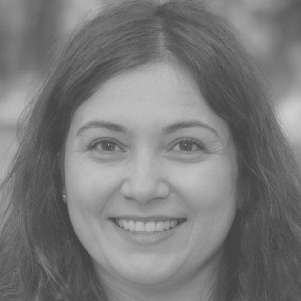 Retrato profesional de Esperanza Villanueva, especialista en análisis macroeconómico